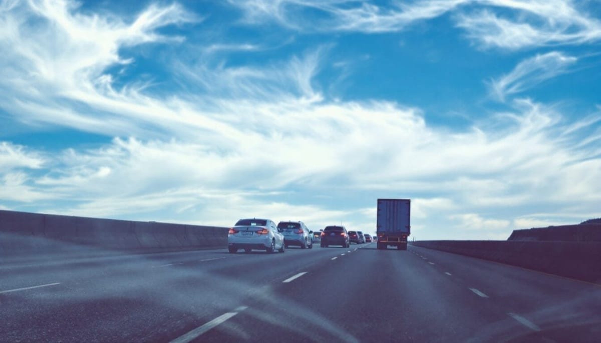 découvrez l'importance de respecter la distance de sécurité en autoroute pour garantir votre sécurité et celle des autres usagers. apprenez les règles essentielles et les bonnes pratiques pour conduire de manière responsable sur les routes.