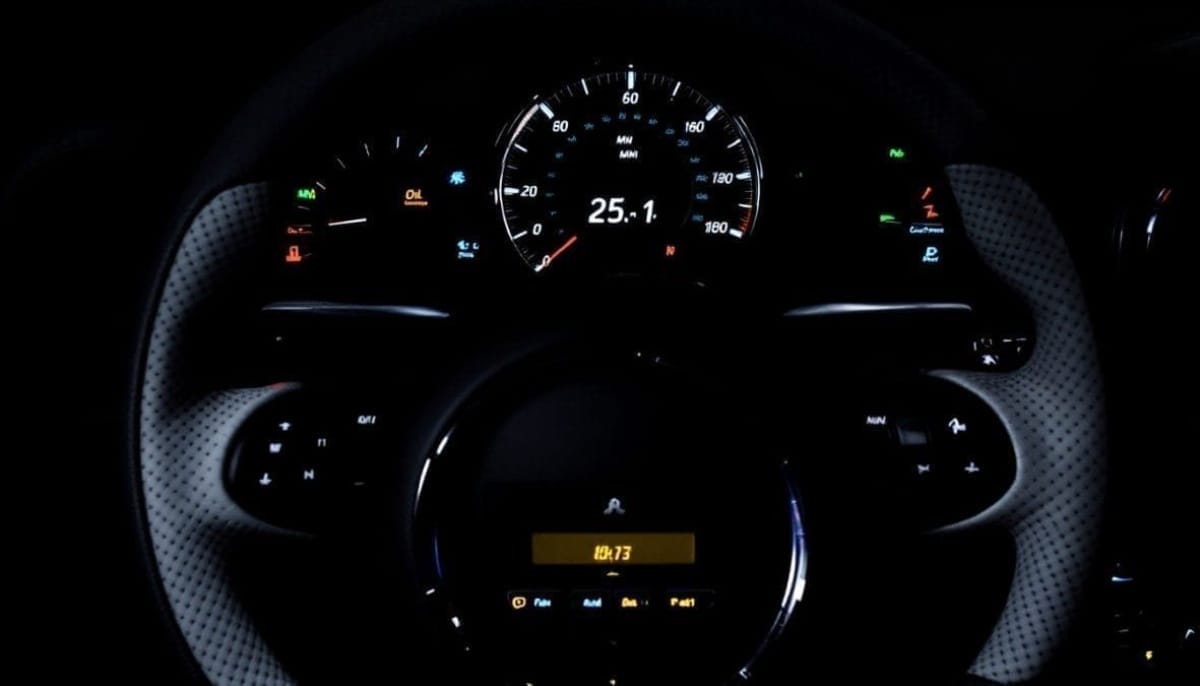 découvrez les causes et solutions pour le voyant moteur orange de votre mini cooper. diagnostic, entretien et conseils pour maintenir votre véhicule en parfait état.