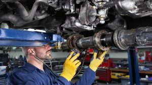 découvrez comment identifier les signes d'un cardan hors service grâce à notre guide complet. apprenez à reconnaître les bruits anormaux, leurs causes et comment intervenir pour assurer la sécurité de votre véhicule.