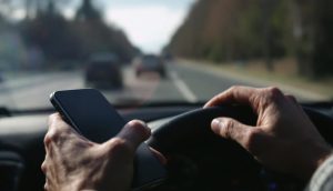 découvrez comment un nouveau radar invisible peut désormais détecter l’utilisation de votre téléphone au volant à travers le pare-brise, exposant les contrevenants à une amende de 375€.