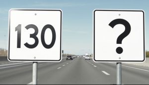 Panneaux de limitation de vitesse sur autoroute française : panneau standard 130 km/h à côté d'un panneau avec point d'interrogation symbolisant les limitations variables méconnues des vacanciers