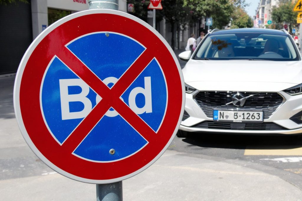 découvrez les 4 erreurs de stationnement qui peuvent vous faire perdre votre permis en 2025. informez-vous sur les nouvelles règles pour éviter les sanctions et protéger votre permis de conduire.