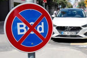 découvrez les 4 erreurs de stationnement qui peuvent vous faire perdre votre permis en 2025. informez-vous sur les nouvelles règles pour éviter les sanctions et protéger votre permis de conduire.