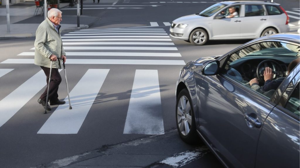découvrez quelle manœuvre interdite entraîne un retrait immédiat de 6 points sur le permis et pourquoi elle piège particulièrement les conducteurs seniors. explications et conseils pour éviter cette infraction.