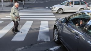découvrez quelle manœuvre interdite entraîne un retrait immédiat de 6 points sur le permis et pourquoi elle piège particulièrement les conducteurs seniors. explications et conseils pour éviter cette infraction.