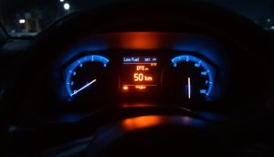 découvrez comment la technique du réservoir en réserve vous permet de calculer précisément le nombre de kilomètres encore réalisables avant la panne, pour rouler l'esprit tranquille et anticiper vos ravitaillements.