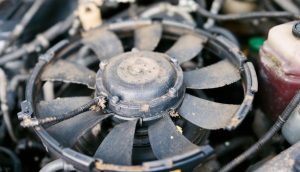 découvrez pourquoi un ventilateur de radiateur grippé peut entraîner une surchauffe de votre moteur, surtout dans les bouchons, et apprenez à repérer les signes et solutions pour éviter les pannes.