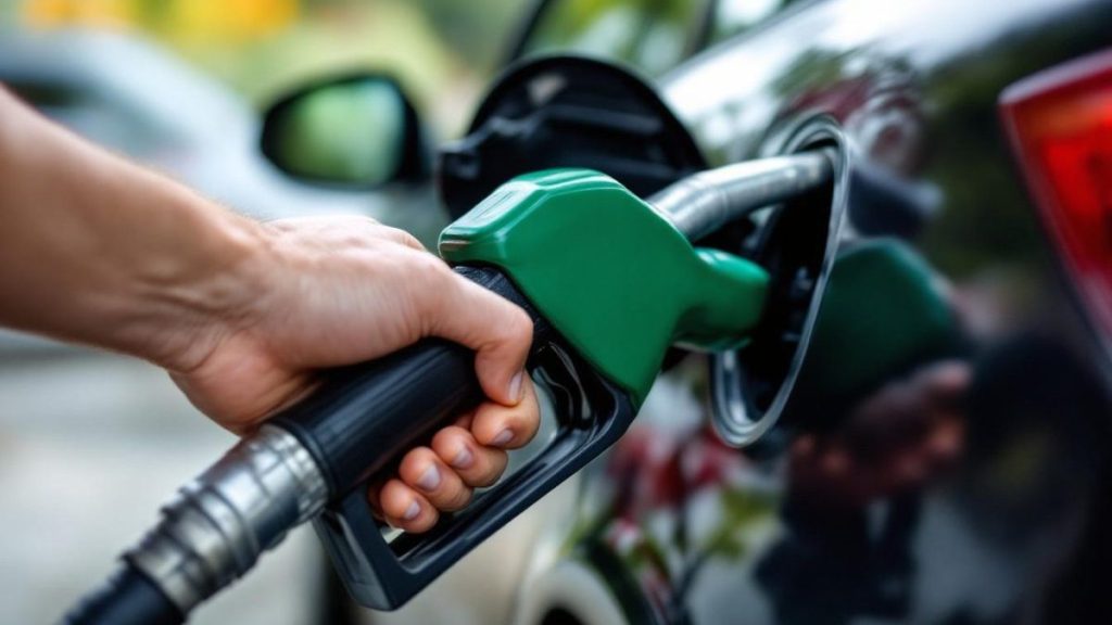 découvrez pourquoi votre plein de carburant vous coûte plus cher que nécessaire ! apprenez le geste simple à adopter à la pompe pour économiser à chaque passage et réduire vos dépenses.